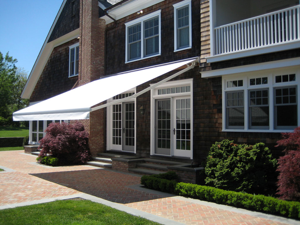 Retractable-lateral-arm-awning-2