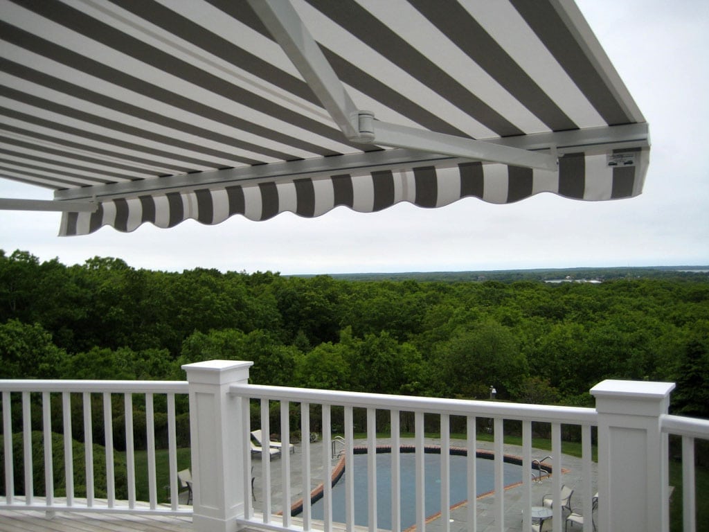 Retractable-lateral-arm-awning-12