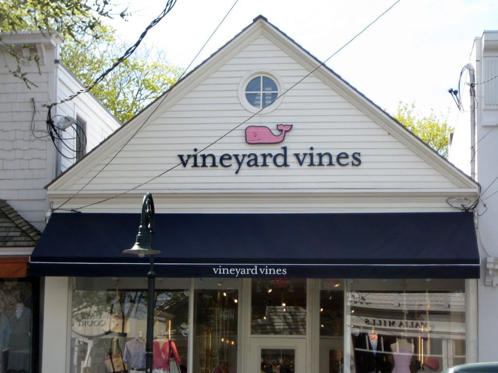 Vineyard-Vines-commercial-retractable-awning
